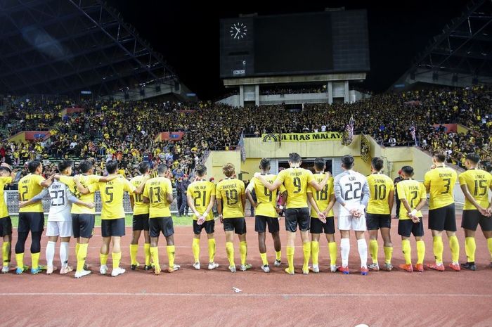 Para pemain timnas U-23 Malaysia menghadap ke tribune penonton selesai laga kualifikasi Piala Asia U-23 2020 kontra China.