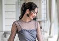 Nggak Semahal Artis Lain, Nia Ramadhani Pakai Koleksi Gaun Transparan Seksi di Bawah 5 Juta Rupiah!