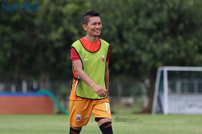 Bek kanan Persija Jakarta, Ismed Sofyan, ketika menjalani latihan di Lapangan Sutasoma Halim, Jakarta Timur (9/3/2020)