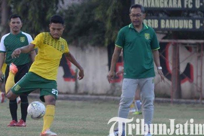 Pelatih anyar Persebaya, Aji Santoso, yang mulai melatih Bajul Ijo di Lapangan Polda Jatim, Kamis (31/10/2019).