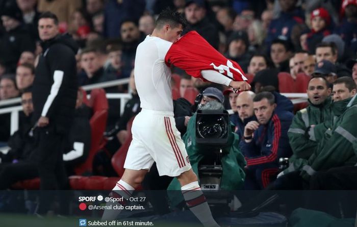 Kapten Arsenal, Granit Xhaka, meninggalkan lapangan pada laga pekan ke-10 Liga Inggris melawan Crystal Palace di Stadion Emirates, London, 27 Oktober 2019.