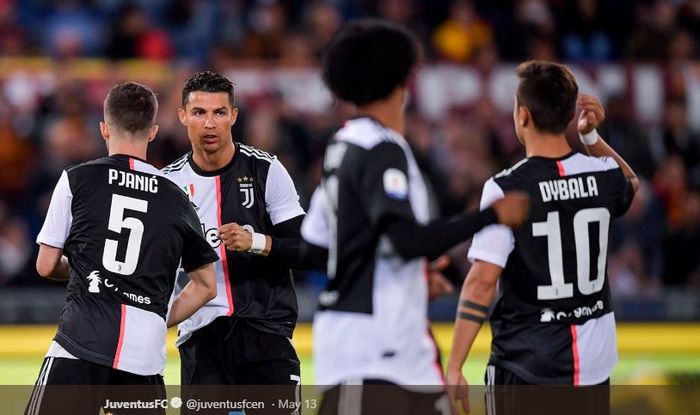Megabintang Juventus, Cristiano Ronaldo (kedua dari kiri), bersalaman dengan Miralem Pjanic.