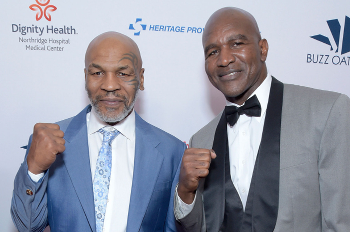 Dua legenda tinju, Mike Tyson (kiri) dan Evander Holyfield (kanan).