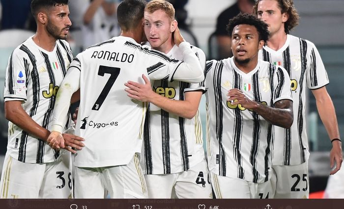 Winger anyar Juventus, Dejen Kulusevski disambut Cristiano Ronaldo dkk usai mencetak gol perdana dalam laga melawan Sampdoria pada pekan pertama Liga Italia 2020-2021, Minggu (20/9/2020).