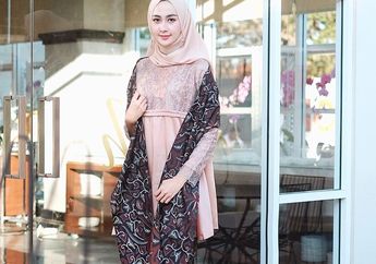 3 Ide Paduan Kebaya Hijab Warna Nude dan Kain Batik Buat Tampilan Kondangan Ayu. Sontek, Yuk!