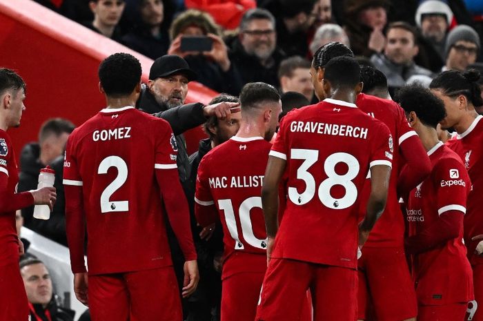 Momen para pemain Liverpool berada di pinggir lapangan dengan 2 pemain muslim, Mohamed Salah dan Ibrahima Konate berbuka puasa saat laga melawan Sheffield United.