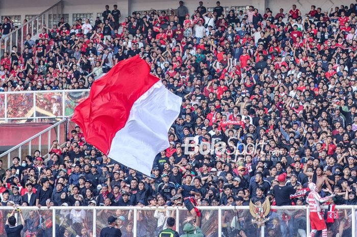Aksi suporter timnas Indonesia (pendukung timnas Indonesia) yang membuat presiden FIFA Gianni Infantino takjub hingga merasa puas.