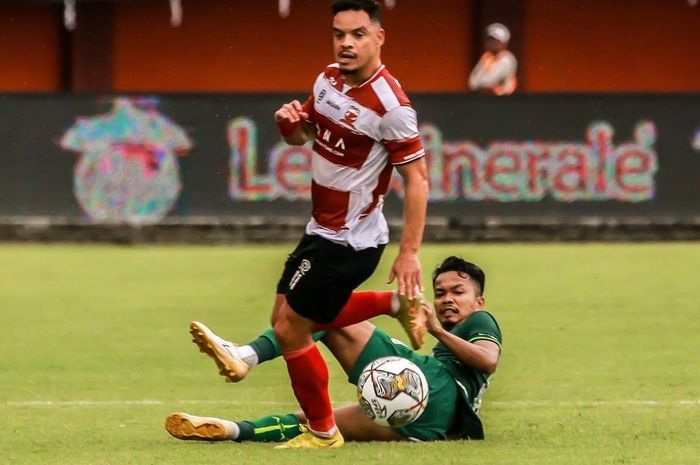 Suasana pertandingan laga pekan ke-21 Liga 1 2022/2023, antara Madura United melawan Persebaya Surabaya, Minggu (29/1/2023).