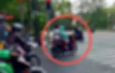 Contoh pengendara motor yang berhenti di lampu merah melebihi marka