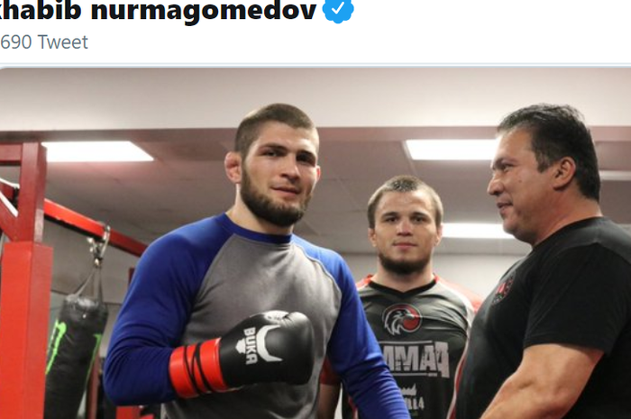 Khabib Nurmagomedov (kiri) dan Javier Mendez (kanan). Khabib Nurmagomedov merupakan petarung yang diasuh oleh Javier Mendez. 