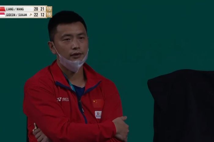 Pelatih ganda putra China, Chen Qi Qiu saat mendampingi Liang Wei Keng/Wang Chang di Malaysia Open 2023, Kamis (12/1/2023).