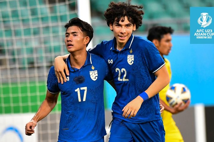 Suphanat Mueanta dan Benjamin Davies saat Thailand mengalahkan Malaysia 3-0 dalam laga kedua grup B Piala Asia U-23 2022, Minggu (5/6/2022).