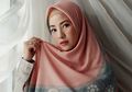 Cara Pilih Lipstik Sesuai Warna Kulit ala Natasha Rizky, Kamu Termasuk yang Mana?
