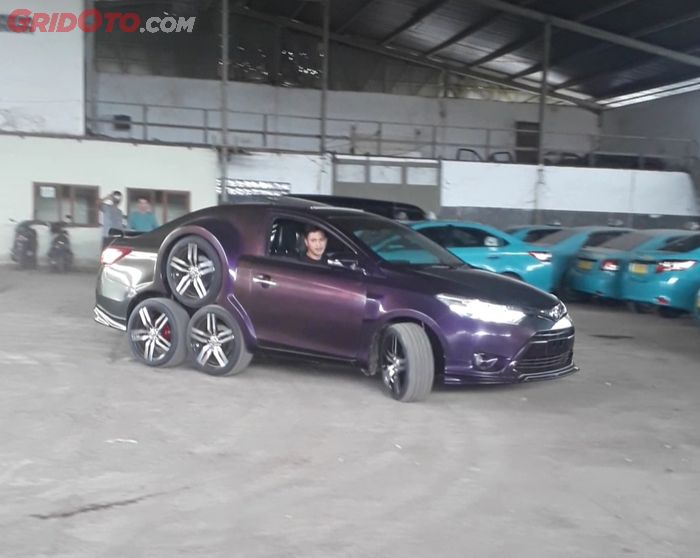Toyota Limo 8 roda sedang menjajal aksi slalom