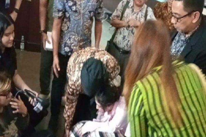 Detik-detik haters Depe menciumi kaki ibunda