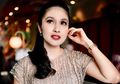 Jelang Natal, Sandra Dewi Unggah Foto di Depan Pohon Natal Sambil Bawa Tas Mungil Seharga Rp37 Juta