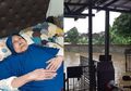 Kembali ke Rumah dengan Selamat, Begini Kasih Sayang 'Doel' Pada Mak Nyak yang Terekam Netizen Saat Banjir, Sampai Dievakusi ke Hotel Mewah