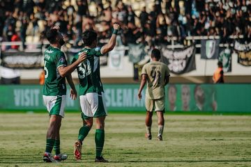 Suasana pertandingan antara PSS Sleman melawan Arema FC di Stadion Manahan, Senin (15/4/2024).