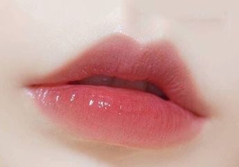 Bosan Lipstik Bold, Begini Caranya Kalau Mau Lipstik Ombre Natural