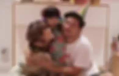 Foto Gisel yang memeluk erat Gempi dan Gading Marten bikin salfok netizen.
