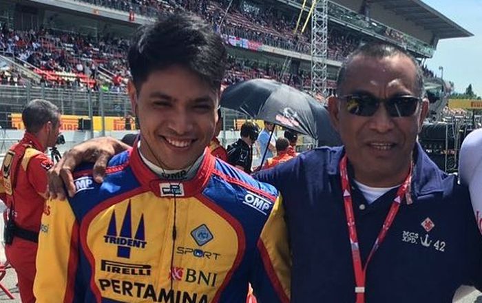 Putra sulung Jennifer Jill bersama sang ayah semasa hidup