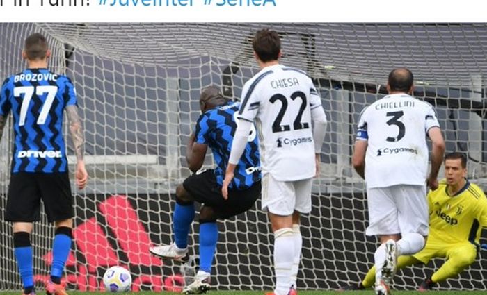 Bintang Inter Milan, Romelu Lukaku, mencetak gol ke gawang Juventus di Allianz Stadium dalam laga pekan ke-37 Liga Italia 2020-2021, Sabtu (15/5/2021). 