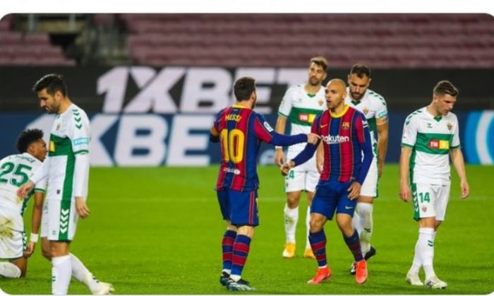 Megabintang Barcelona, Lionel Messi, merayakan golnya ke gawang Elche dalam laga Liga Spanyol pada Rabu (24/2/2021).