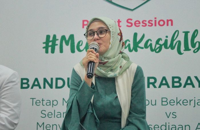 Zee Zee Shahab di acara Parent Session #MenjagaKasihIbu bertema “Mitos dan Fakta Menyusui untuk Millenial Moms”,Jumat (23/8/2019)