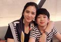 Bak Teman Sebaya, Bunga Zainal Makin Awet Muda Berbusana Serba Hitam Saat Foto Bareng Putra Pertama Produser Tajir Asal India