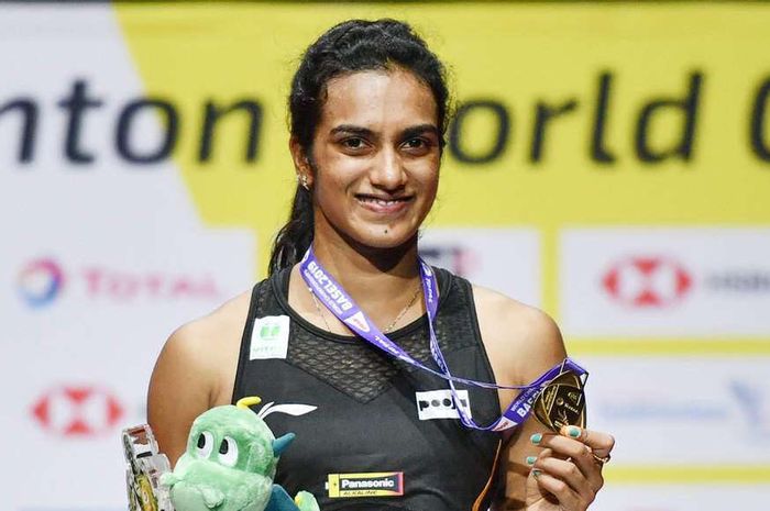 Pebulu tangkis tunggal putri India, PV Sindhu, berpose dengan medali emas Kejuaraan Dunia 2019 yang dia raih seusai mengalahkan Nozomi Okuhara (Jepang) pada babak final di St. Jakobshalle, Basel, Swiss, Minggu (25/8/2019).