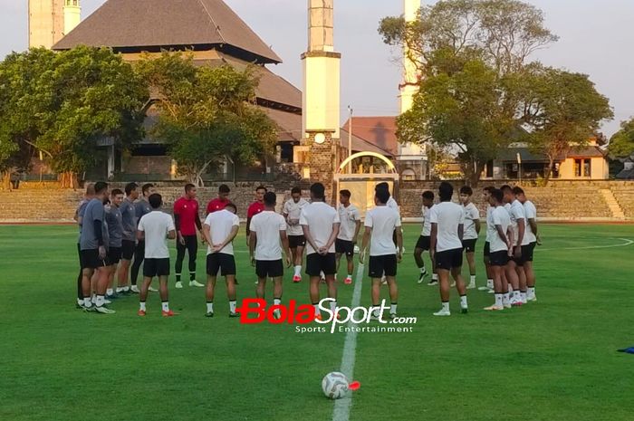 Latihan perdana timnas U-23 Indonesia jelang Kualifikasi Piala Asia U-23 2024 di Stadion Sriwedari, Solo pada Senin (4/9/2023).