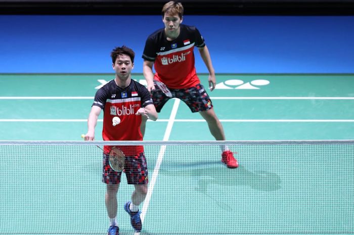 Pasangan ganda putra Indonesia, Marcus Fernaldi Gideon (depan)/Kevin Sanjaya Sukamuljo saat menjalani babak perempat final Japan Open 2019, di Musashino Forest Plaza, Tokyo, Jumat (26/7/2019).