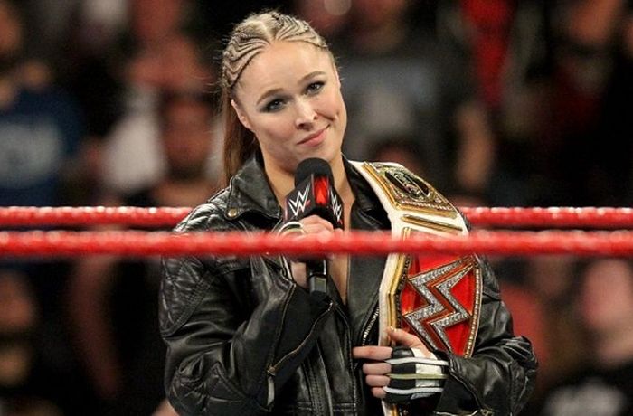 Ronda Rousey saat tampil dalam acara RAW yang digelar WWE.