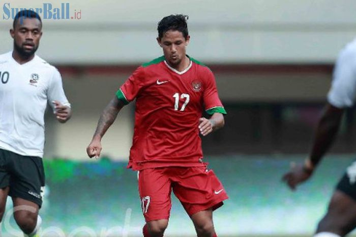 Penyerang timnas Indonesia, Irfan Bachdim, beraksi pada laga persahabatan internasional kontra Fiji di Stadion Candrabhaga, Bekasi, pada Sabtu (2/9/2017).