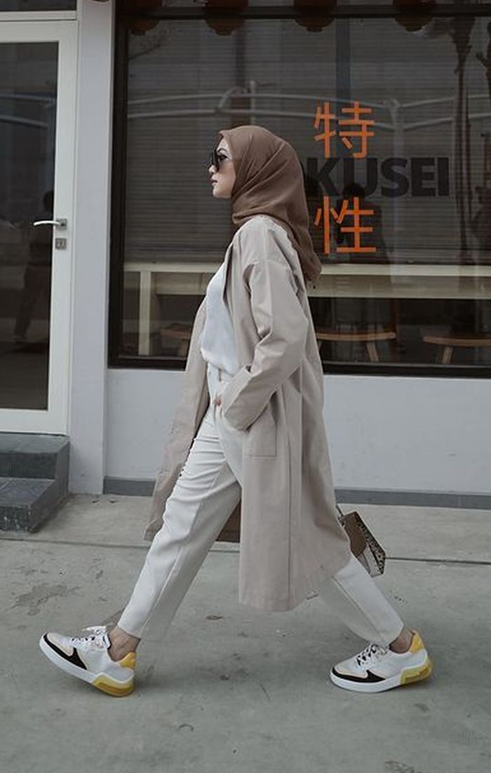Penampilan Hijabers Feminin ala Long outer ala Indah Nada Puspita