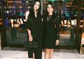 Cantiknya Aurel Hermansyah dan Ashanty Berbalut Busana Motif Ular Saat Pose di Pinggir Pantai, Seksi Eksotis!