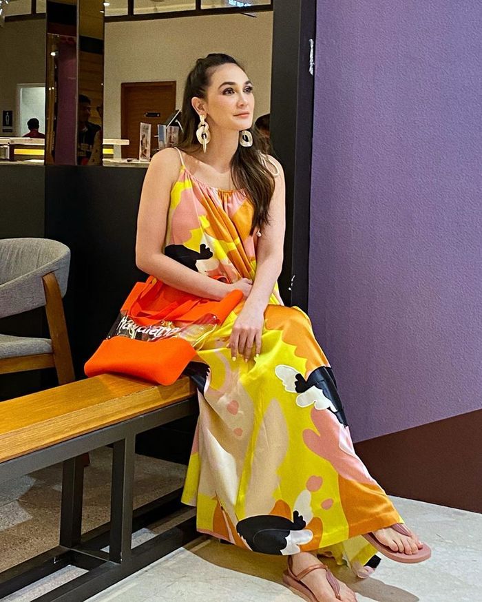 Penampilan simpel Luna Maya kenakan sandal jepit yang tetap banjir pujian dari para netizen di media sosial