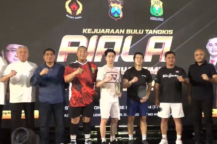 Pasangan ganda putra nomor satu Indonesia, Marcus Fernaldi Gideon/Kevin Sanjaya Sukamuljo, menjalani pertandingan ekshibisi jelang final Piala Kapolda di GOR Sudirman, Surabaya, Jawa Timur, 12 Juli 2022.