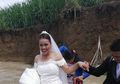 Viral, Pengantin Seberangi Sungai yang Meluap Akibat Hujan Deras, Penampilan Pengantin Wanitanya Kocak Banget