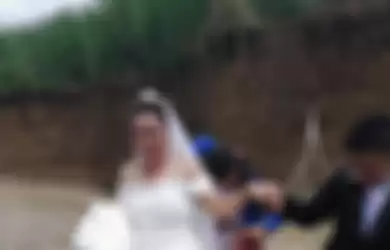 Viral, Pengantin Seberangi Sungai yang Meluap Akibat Hujan Deras, Penampilan Pengantin Wanitanya Kocak Banget