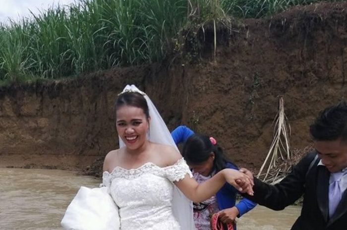 Pengantin Seberangi Sungai yang Meluap Akibat Hujan Deras