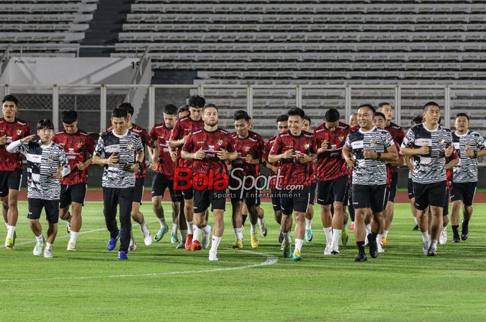 Skuad timnas Indonesia sedang berlatih di Stadion Madya, Senayan, Jakarta, Senin (18/1/2024) malam.