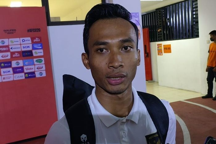 Pemain Timnas U-20 Indonesia dan Persib Bandung, Robi Darwis saat ditemui awak media seusai skuad Garuda melawan Hong Kong, di Stadion Gelora Bung Tomo, Surabaya, Jumat (16/9/2022).
