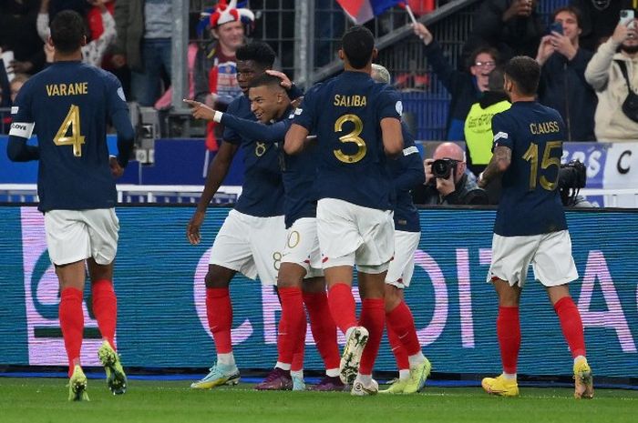 Para pemain timnas Prancis merayakan gol Kylian Mbappe ke gawang timnas Austria dalam laga Liga A Grup 1 UEFA Nations League di Stadion Stade de France, Kamis (22/9/2022).