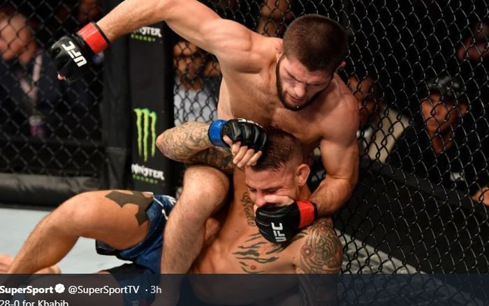 Aksi Khabib Nurmagomedov saat menewaskan Dustin Poirier pada ajang UFC 242 di The Arena, Abu Dhabi, Uni Emirat Arab, (7/9/2019)