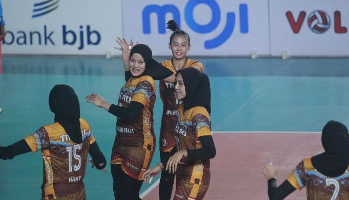 Tim bola voli putri, TNI AU, mengalahkan TNI AL dalam lanjutan babak penyisihan Pul EE Livoli Divisi Utama 2023 di Indoor Stadium Indomilk Sport Center, Tangerang, Banten, 8 November 2023. 