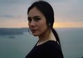 Body Nggak Kalah Sama Milenial, Wulan Guritno Umbar Tubuh Langsing Seksi Pakai Bikini di Geopark Ciletuh