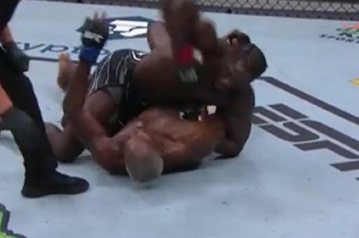 Pukulan Elbow Jared Cannonier dilayangkan ke arah wajah Derek Brunson pada UFC 271