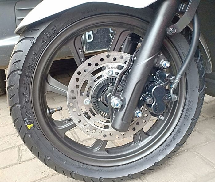 PCX ABS di dalam lingkaran cakram terdapat kisi sensor ABS