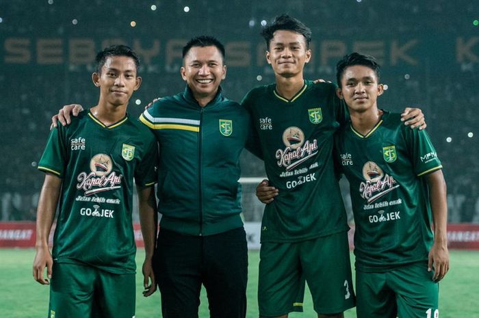 Presiden klub Persebaya, Azrul Ananda, bersama Koko Ari Araya, Muhammad Kemaluddin, Zulfikar Akhmad Medianar Arifin saat menjalani debut pada laga uji coba melawan Persela Lamongan di Stadion Gelora Bung Tomo (GBT), 11 Mei 2019.